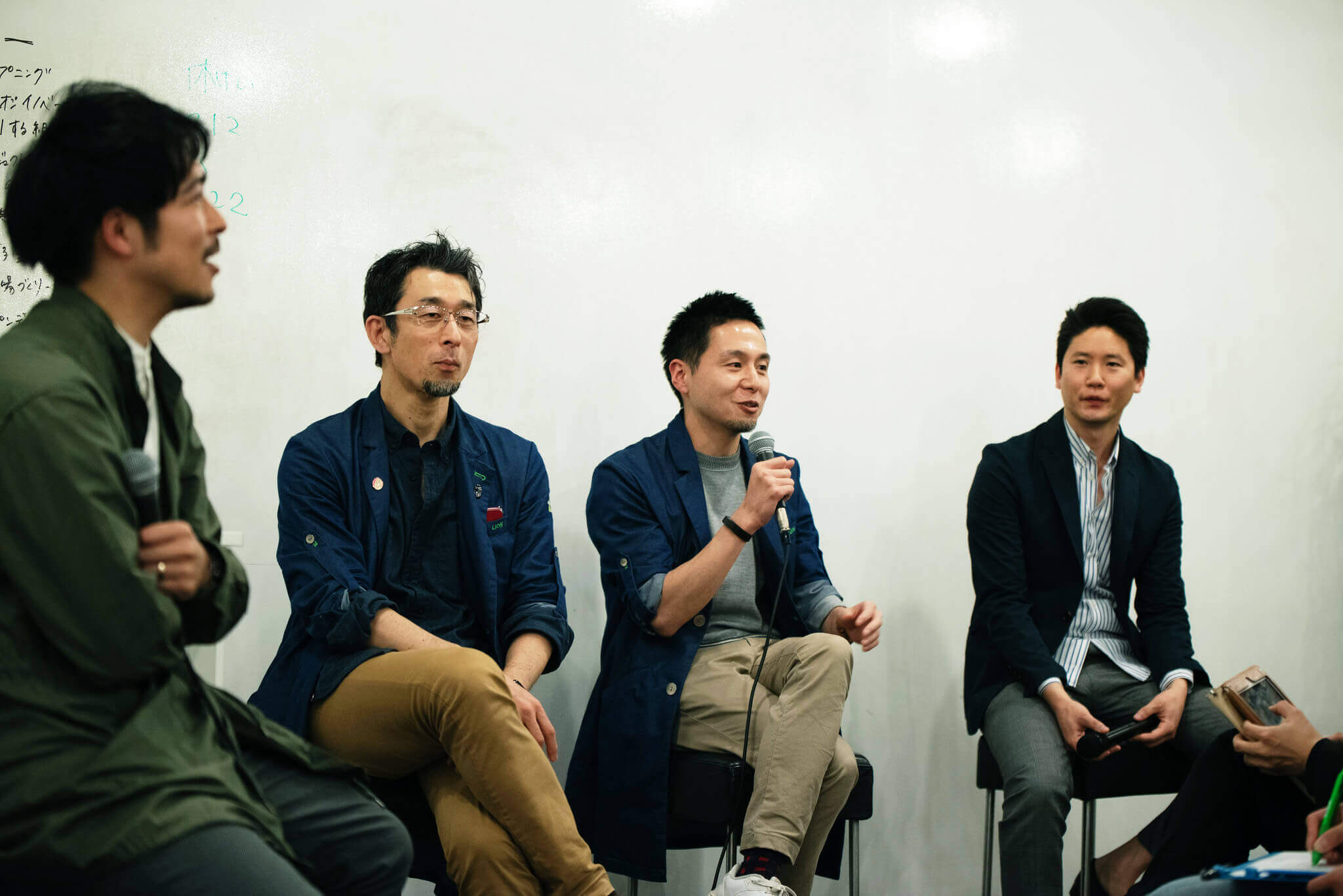 (左起)Loftwork 柳川雄飛先生、獅王研究開發總部創新實驗室所長 宇野大介先生、同一實驗室的主任研究員 藤村昌平先生、全日空控股數位設計實驗室 ANA AVATAR 聯合總監 梶谷先生