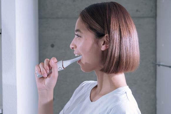 從口腔內部靠近顏面表情肌的美容機器 VISOURIRE